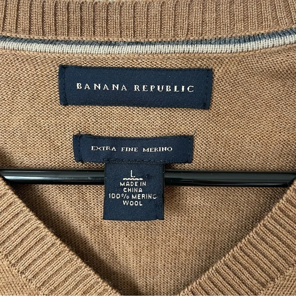 Banana Republic tan V-neck Sweater Extra Fine Merino Wool size L